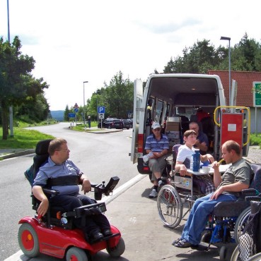 Einer unserer Kleinbusse auf dem Parkplatz Erfurt - Schmira