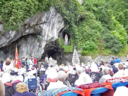 Gottesdienst an der Grotte von Lourdes