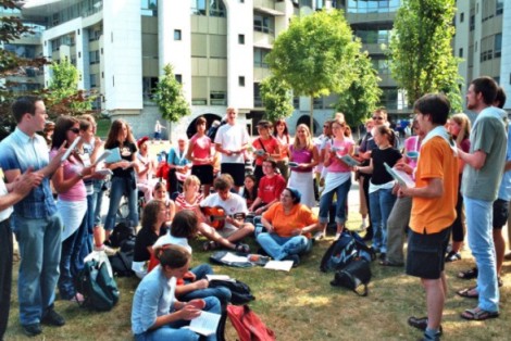 Treffen der Jugend vor unserer Unterkunft