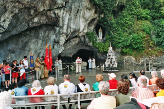 Jugendgruppe umrahmt die heilige Messe an der Grotte musikalisch