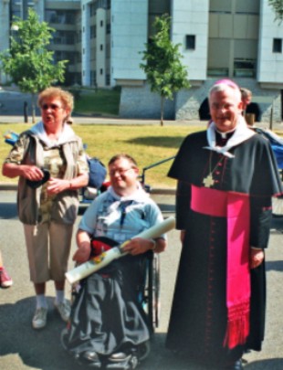 Weibischof Dr. Guballa gemeinsam mit einer Pilgerin und mir